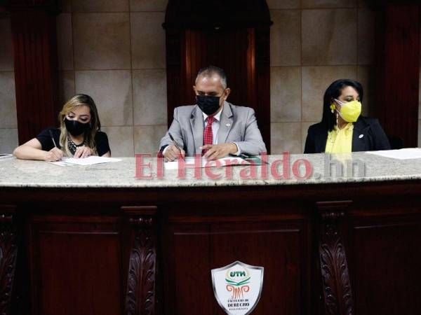 La magistrada del TJE, Miriam Barahona y el rector de la UTH, Javier Mejía en la firma del convenio.