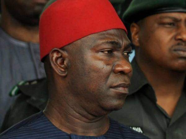 Él es Ike Ekweremadu, senador nigeriano.