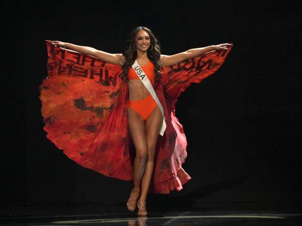 Miss Estados Unidos, R’bonney Gabriel, sube al escenario durante la 71.ª competencia preliminar de la competencia Miss Universo en el Centro de Convenciones Morial de Nueva Orleans el 11 de enero de 2023 en Nueva Orleans, Luisiana.