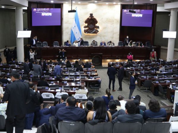 Aunque la sesión fue convocada para las 3:00 de la tarde, los diputados llegaron pasadas las 7:00 de la noche. Una vez más no hubo consenso.