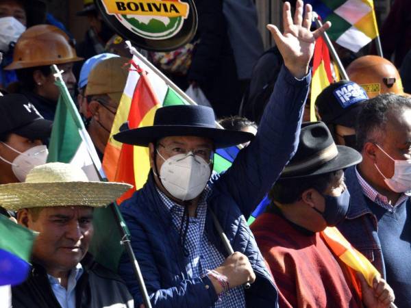 Luis Arce, el vicepresidente David Choquehuanca y el exmandatario Evo Morales (2006-2019), encabezaron desde temprano una marcha de varios miles de trabajadores mineros, campesinos, indígenas y simpatizantes del gobernante Movimiento Al Socialismo (MAS).