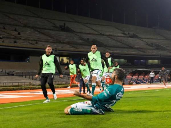 El argentino Emmanuel Gigliotti, de León, festeja tras anotar el tanto del empate ante Pumas, en la ida de la final de la liga mexicana. (AP Foto/Rebecca Blackwell)