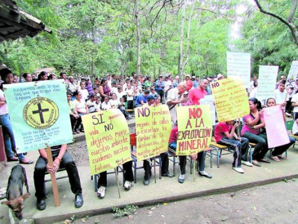 Los pobladores acudieron al cabildo abierto con pancartas en contra de la explotación minera en la comunidad.