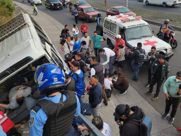 Varias personas resultaron lesionadas tras el fuerte choque.