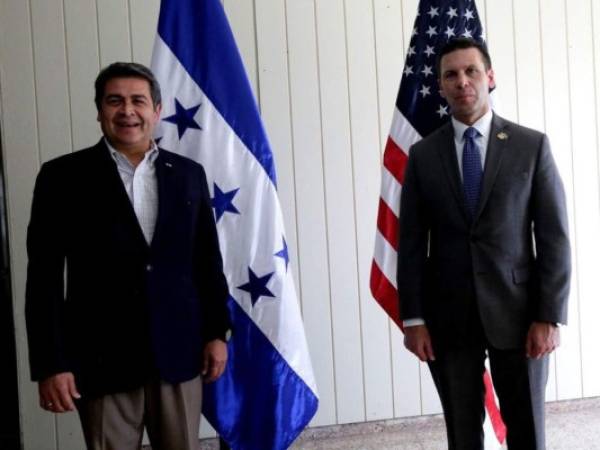 Juan Orlando Hernández, presidente de Honduras, y Kevin McAleenan, secretario interino de Seguridad Nacional de Estados Unidos, en la reunión de julio pasado. Foto: Cortesía Cancillería de Honduras.