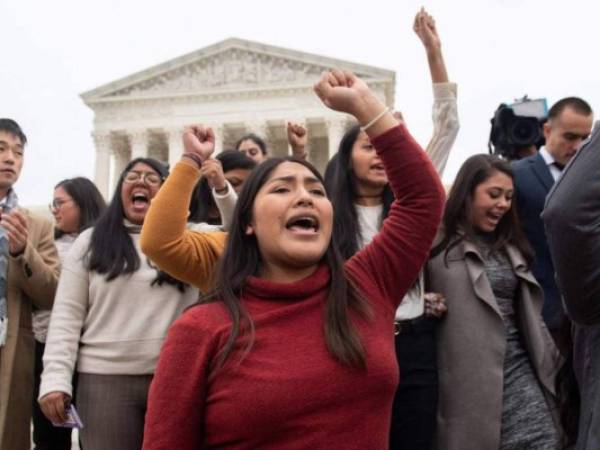 Un grupo de 'dreamers', a la salida del Supremo en Washington. Foto AFP