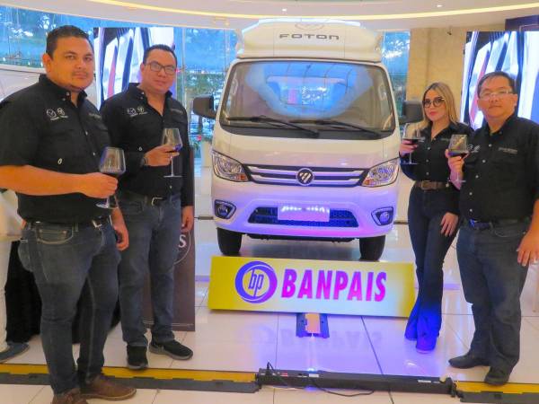 Ejecutivos de IMVESA, brindaron por el éxito de la Expo Autos Foton en Multiplaza.