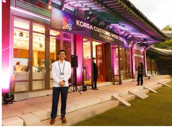 La Fiscalía de Combate a la Corrupción investigará si existen irregularidades en la compra de boletos aéreos y estadías de hotel a una papelería. En la foto, Fausto Cálix en un evento en Corea del Sur, al cual asistió con pasajes comprados a una papelería.