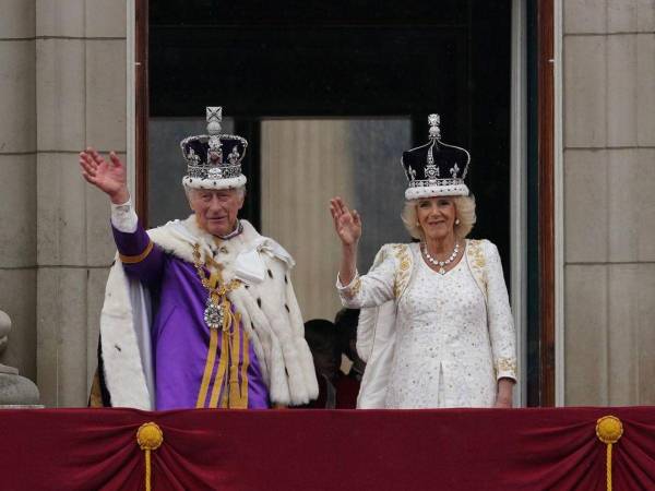 Los reyes saludando desde el balcón del Palacio de Buckingham.