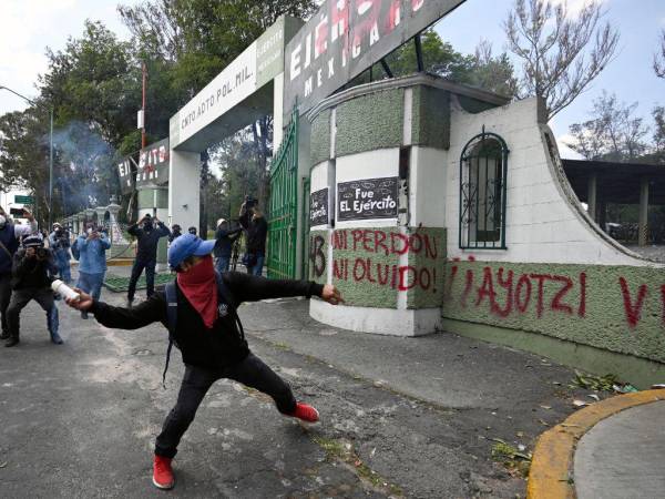 Al grito de “asesinos”, los manifestantes también rompieron rejas y lanzaron bombas en el interior del Campo Militar 1.