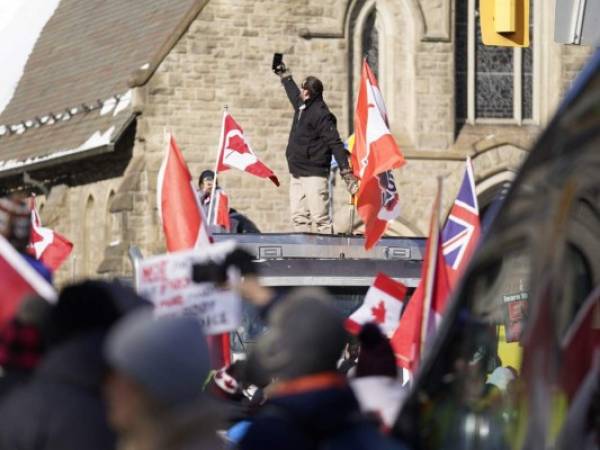 Desde hace ocho días, las calles frente al Parlamento y bajo las oficinas del primer ministro Justin Trudeau han sido ocupadas por decenas de camiones y manifestantes. Foto AFP