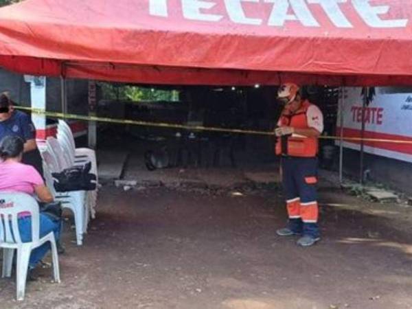 El cuerpo de la víctima quedó tendido dentro del negocio donde laboraba como mesera.