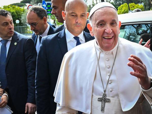 El papa, que estaba sonriente y de buen humor, se bajó de su automóvil para saludarlos, antes de dirigirse al Vaticano.