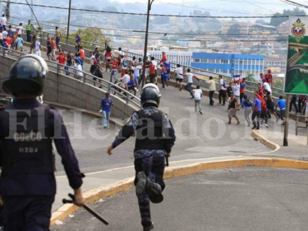 El conflicto previo entre seguidores de Motagua y Olimpia en las inmediaciones del estadio Nacional de Tegucigalpa (Foto: Deportes EL HERALDO Honduras)