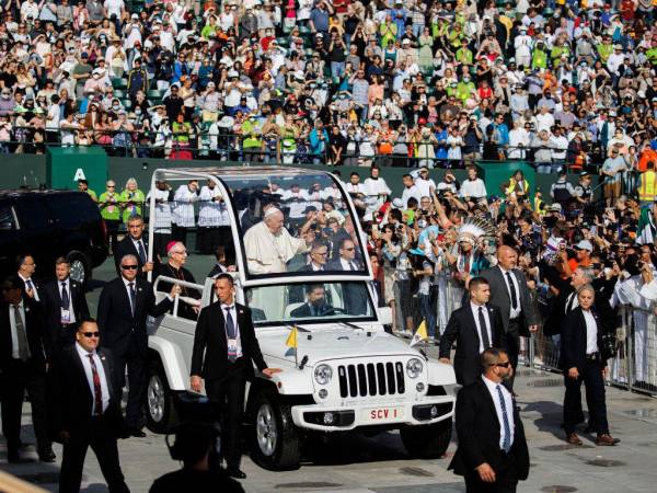 El papa Francisco pidió disculpa por la muerte de indígenas en su vista en Canadá.