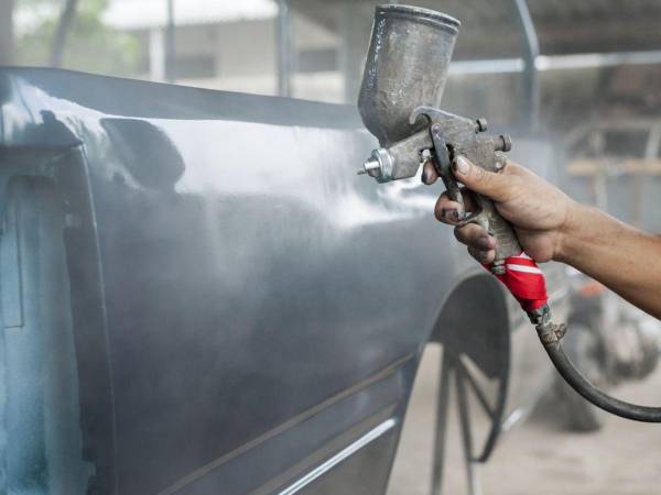 Aunque el objetivo sea solo reparar los daños más evidentes, un pintado general permitirá un resultado de mejor calidad en la pintura y fachada de su carro. Pero tenga en consideración todos los factores previos.