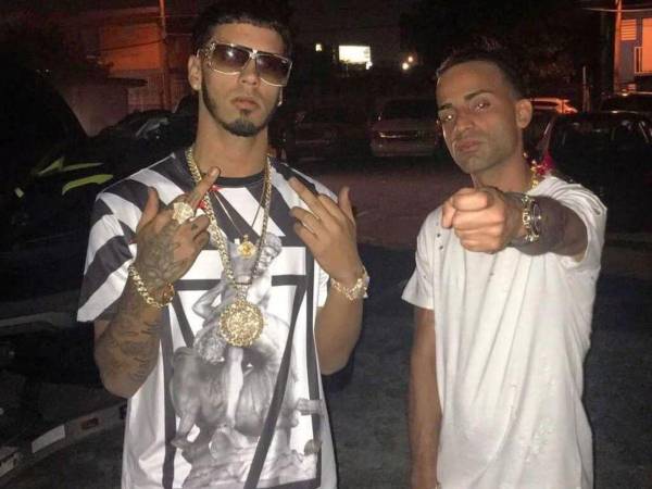 Lo que inició como indirectas en las redes sociales terminó con una fuerte tiradera de Arcángel a Anuel AA. ¿Pero qué fue lo que inició la pelea entre los cantantes? A continuación te detallamos todo sobre su pelea.