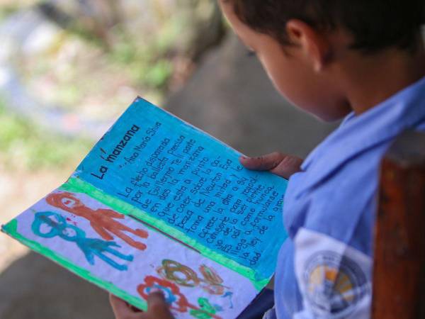 Los niños pueden plasmar sus experiencias y su entorno en libros artesanales hechos por ellos mismos en las escuelas o en casa con su familia.