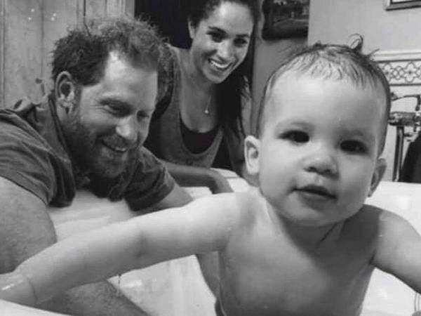 El príncipe Harry y Meghan Markle abrieron su álbum familiar y publicar fotos inéditas de sus hijos Archie y Lilibeth.