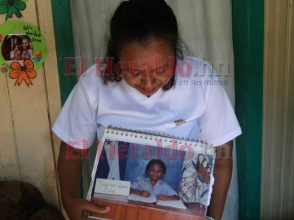 Angélica Brooks muestra con orgullo la foto de su hija Samantha cuando cursaba la educación primaria. Fotos: Alex Pérez/El Heraldo.