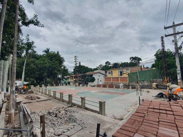 Los trabajos consisten en la recuperación total del parque La Leona, ubicado en el barrio del mismo nombre.