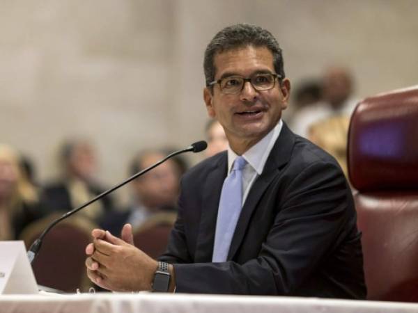 Pedro Pierluisi, jurado como gobernador de Puerto Rico, sonríe durante una conferencia de prensa en San Juan, Puerto Rico.