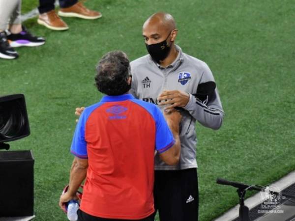 Thierry Henry felicitó a Pedro Troglio por conseguir el pase a semifinales y le deseó mucha suerte en lo que resta del torneo. Foto: Cortesía Olimpia