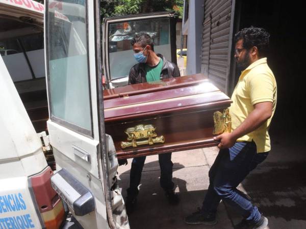 El cuerpo del joven fue sacado en este ataúd y trasladado hacia su lugar de origen en Comayagua.