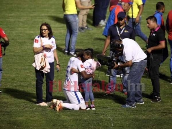 Este es el momento emotivo de Ever Alvarado. El jugador se hinca y abraza a su hija. Foto: Grupo Opsa.