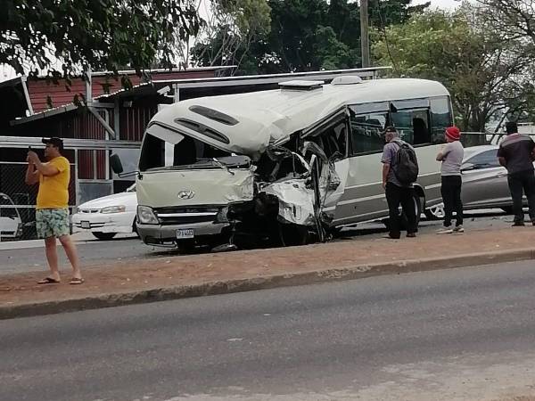 La parte delantera del bus con registro 617, ruta Carrizal-Miraflores, quedó destruida.