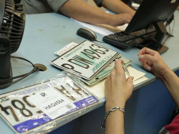 Cientos de capitalinos no realizaron el cambio de placas en los plazos establecidos.