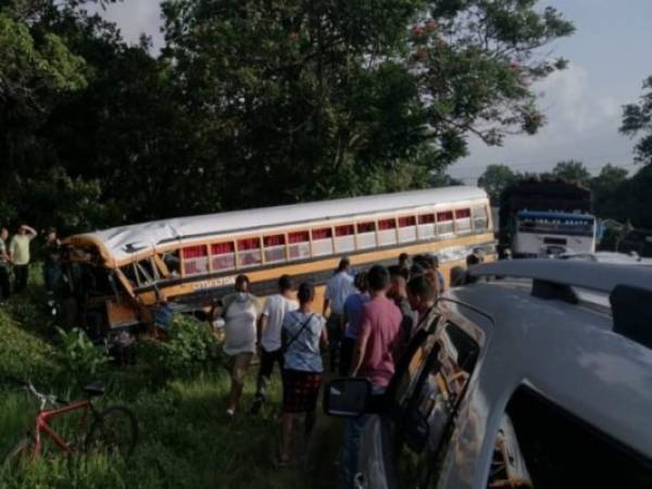 El bus se salió de la carretera e impactó contra un bordo de tierra.