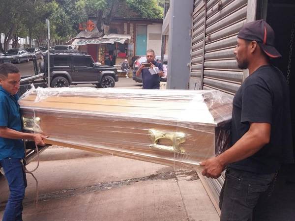 Según testigos, un hombre se le acercó a la fémina y solo le dijo un par de palabras antes de agarrarla a disparos. Trataron de trasladar pero ya había fallecido.