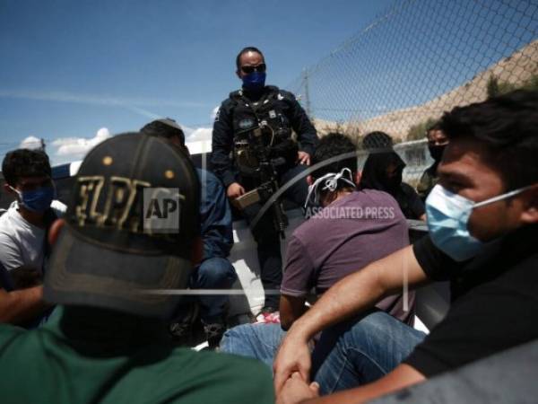 El número de migrantes detenidos por las autoridades estadounidenses que cruzan ilegalmente la frontera con México aumentó un 4.5% en junio, respecto al mes anterior. Foto: AP.