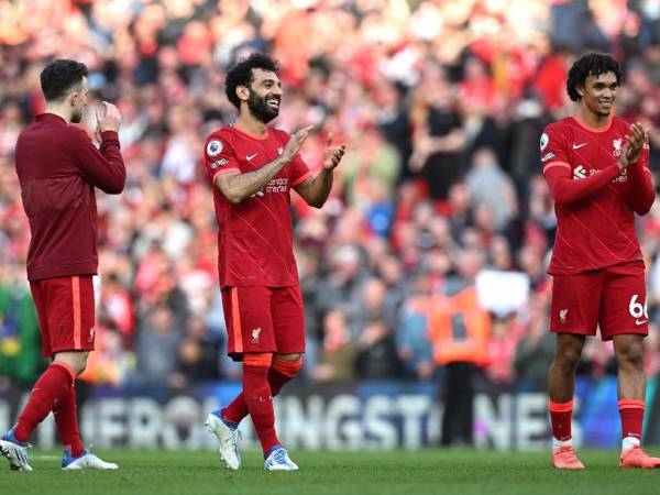 El centrocampista egipcio del Liverpool, Mohamed Salah, aplaude a los fanáticos después del partido de fútbol de la Premier League inglesa entre Liverpool y Everton en Anfield.