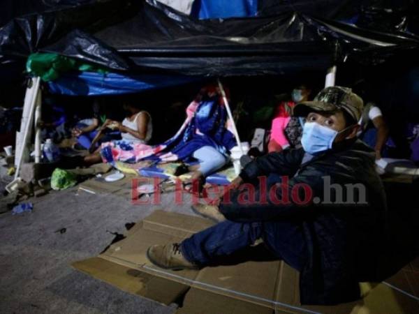 Catalino pasa las noches sobre un cartón, se muestra fatigado.Foto: Emilio Flores/ EL HERALDO