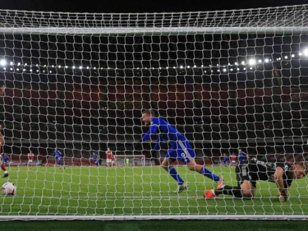 A la hora de juego, el técnico de los 'Foxes' Brendan Rodgers dio entrada a su goleador, y 20 minutos después Vardy respondió dando los tres puntos a su equipo con un remate de cabeza en el primer tiro a puerta del Leicester. Foto: AFP