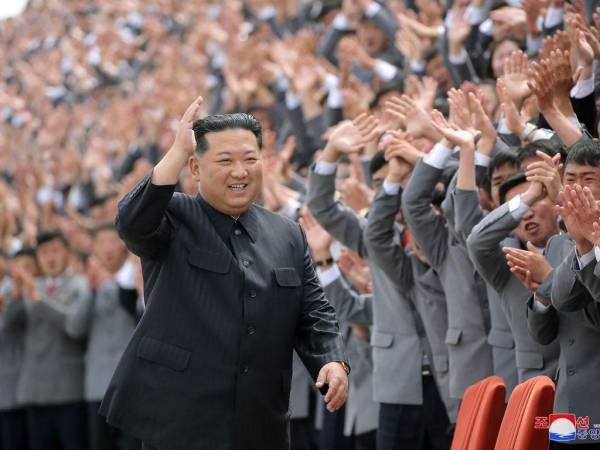 Esta fotografía tomada el 1 de mayo de 2022 y publicada por la Agencia Central de Noticias de Corea (KCNA) oficial de Corea del Norte el 2 de mayo de 2022 muestra al líder norcoreano Kim Jong Un saludando a estudiantes y jóvenes trabajadores durante el desfile militar para conmemorar el 90 aniversario de la fundación de el Ejército Popular Revolucionario de Corea (KPRA) en Pyongyang.