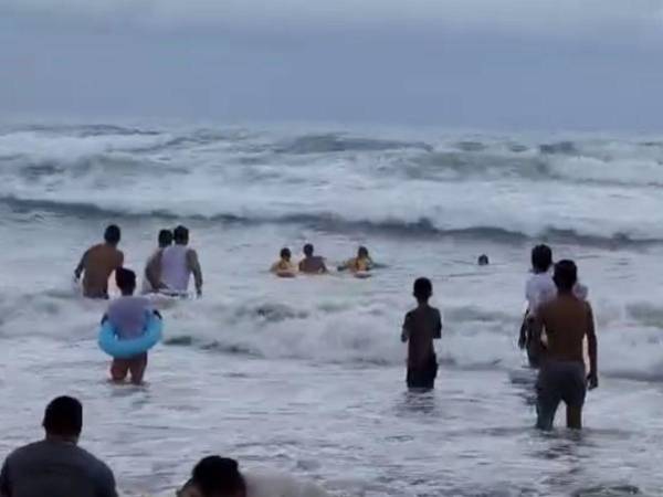 El menor desapareció mientras nadaba en las aguas del mar en Tela.