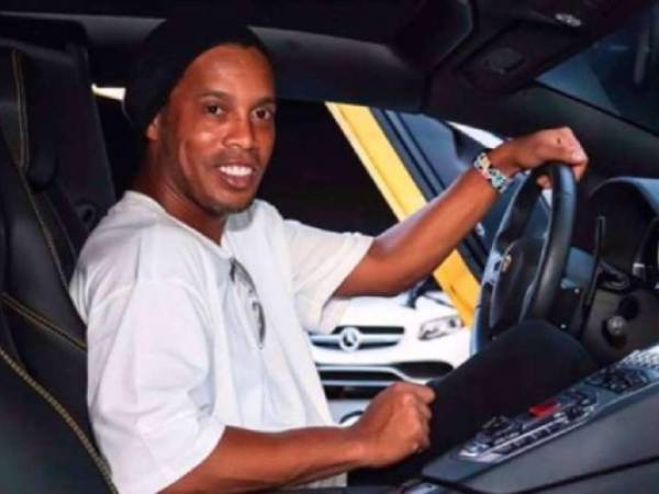 Ronaldinho disfrutó al vivir la experiencia Uber en Brasil.