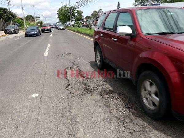 Más de un centenar de baches y grietas adornan el principal corredor vial de la capital y, según capitalinos, con todo lo que se gasta en bacheos aún se le puede llamar “anillo de oro”.