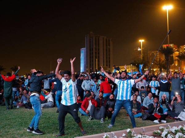 Buenos Aires, Argentina, se convirtió en el centro de la locura y desborde de emoción luego de que el elenco nacional se clasificara a la final del Mundial del Qatar 2022 tras golear 3-0 a una Croacia que prometía más. Los hinchas se volvieron locos y salieron a festejar con algarabía.