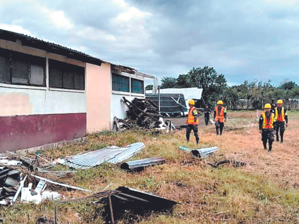 Centro Básico Manuel Bonilla sufrió daños parte de sus paredes colapsaron y techo destruido.