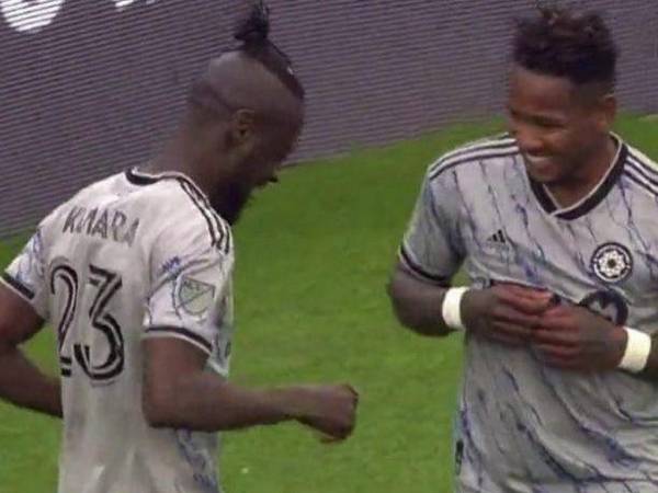 Rommell Quioto felicitó a su compañero Kamara tras empatar ante el Philadelphia Union.