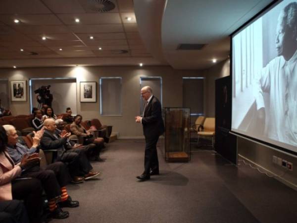 El ministro de Turismo de Sudáfrica, Derek Hanekom, se encuentra después de pronunciar un discurso durante el prelanzamiento de la publicación del centenario seminal que llevará por título '100 The Mandela Years' en la Fundación Nelson Mandela. Agencia AFP.