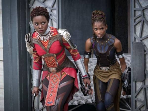 En esta imagen difundida por Disney, Lupita Nyong'o, a la izquierda, y Letitia Wright en una escena de 'Black Panther' de Marvel Studios. The Walt Disney Co. postergó las fechas de estreno de muchas de sus películas, incluyendo la próxima entrega de Black Panther, “Wakanda Forever”, actualmente en producción. Foto: AP