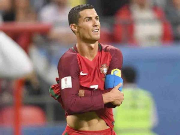 Portugal's forward Cristiano Ronaldo reacts during the 2017 Confederations Cup semi-final football match between Portugal and Chile at the Kazan Arena in Kazan on June 28, 2017. / AFP PHOTO / Kirill KUDRYAVTSEV