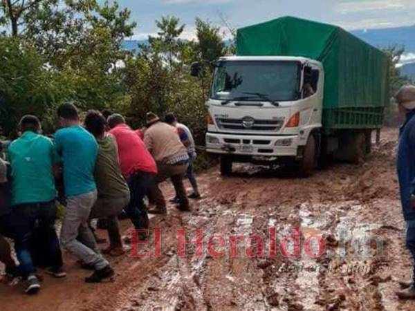 En la zona occidental del país, los pobladores viven una odisea por el pésimo estado en que se encuentran las carreteras.