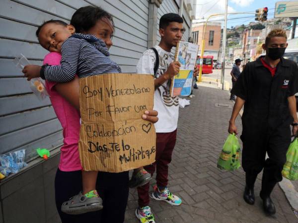 Las calles y avenidas de Comayagüela se han convertido en pasajes de venezolanos quienes a diario apelan a la solidaridad del capitalino y piden una ayuda.