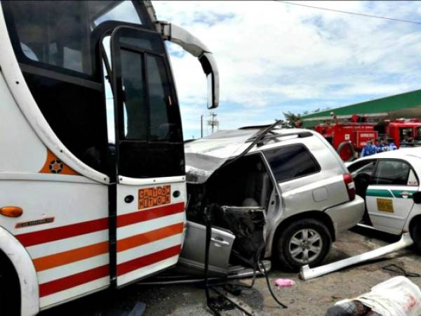 En esta imagen se ve claramente el impacto del autobús con la camioneta y el taxi sobre la carretera Panamericana.